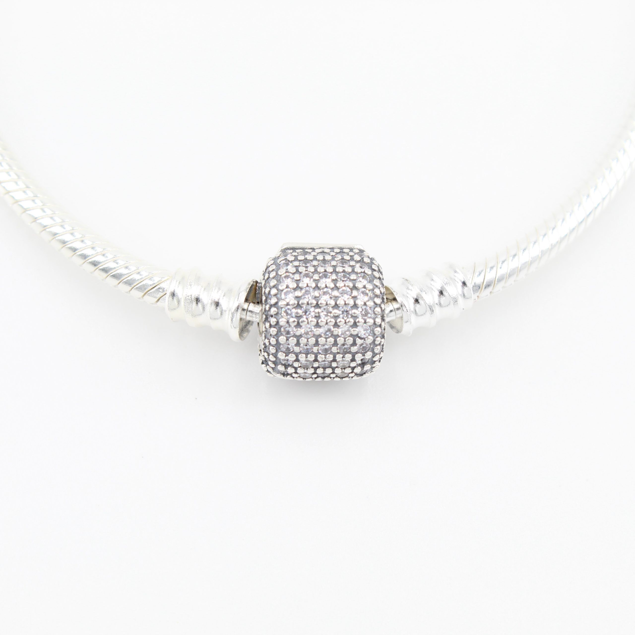 Pavé Charm Armband 3 Pavé Charm Armband
